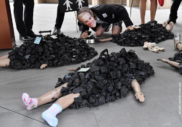 Перформанс с децом прекривеном угљем током протеста против корпоративних компанија за угаљ у Бризбејну, априла 2021. 