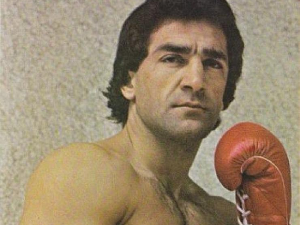 У Улици Маријана Бенеша: И пад је лет или О рањеним шкољкама и бисерима 