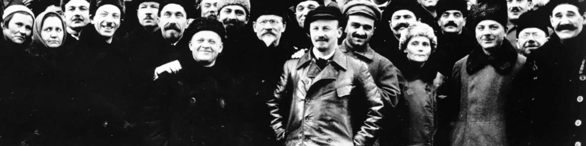 Интелектуалци на власти: Улога начитаних револуционара у државним превратима