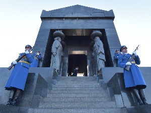 Муслимански браниоци Београда 1915: Заборављени хероизам Шемсе Мидовића и Сулејмана Балића, незнаног јунака са Авале Муслимански браниоци Београда 1915: Заборављени хероизам Шемсе Мидовића и Сулејмана Балића, незнаног јунака са Авале